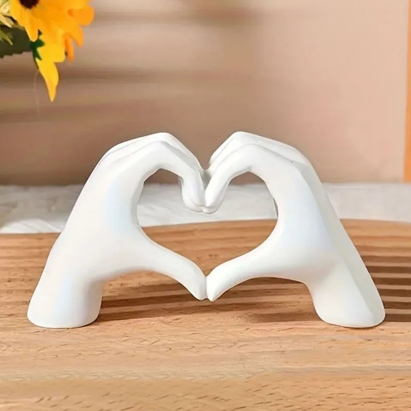 Resin Love Gesture Sculpture D - Quiet Luxury Lifestyle ulasan dan harga